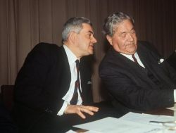 Horst Ehmke (l) und Carlo Schmid (r) während des SPD-Parteitags 1968 in Nürnberg.