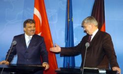 Bundesaußenminister Joschka Fischer und sein türkischer Amtskollege Abdullah Gül (l) bei einer Pressekonferenz am 18.10.2004 in Berlin. Thema: EU-Beitritt der Türkei