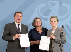 Gemeinsam präsentieren Bundeskanzler Gerhard Schröder, die Präsidentin des Bundesrechnungshofes, Hedda von Wedel, und Bundesverbraucherministerin Renate Künast (v.l.) den Bericht zur Organisation des gesundheiltlichen Verbraucherschutzes.