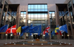 Fahnen der EU-Mitgliedsländer vor dem Eingang des EU-Ratsgebäudes