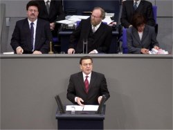 Bundeskanzler Gerhard Schröder bei der Abgabe einer Regierungserklärung