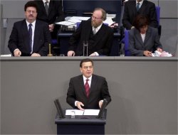 Bundeskanzler Gerhard Schröder steht am Rednerpult im Deutscher Bundestag