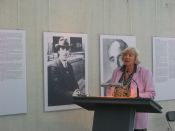 BM Renate Schmidt spricht zur Ausstellungseröffnung