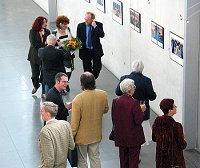 Bundestagspräsident Thiese, Angelika von Stocki und Monika Griefahn, SPD, sowie weitere Besucher der Ausstellungseröffnung