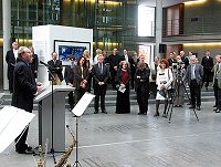 Besucher der Ausstellungseröffnung während der Rede des Bundestagspräsidenten