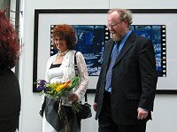 Die Künstlerin Angelika von Stocki mit Bundestagspräsident Thierse