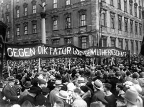 Fotografie der Republikanische Demonstration 'Gegen Diktatur' vor dem Berliner Schloss 1930