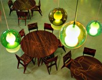 Tische mit bunten Lampen