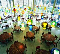 Lampen, Tische und Stühle im Abgeordnetenrestaurant