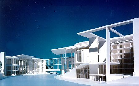 weisses Architektur-Modell des Marie-Elisabeth-Lüders-Hauses vor dunkelblauem Nachthimmel