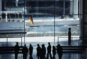 Bild: Blick aus einem Bundestagsgebäude auf einen vorbeifahrenden Ausflugsdampfer