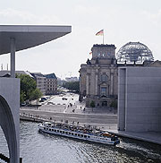 Bild: Ausflugsdampfer, im Hintergrund das Reichstagsgebäude