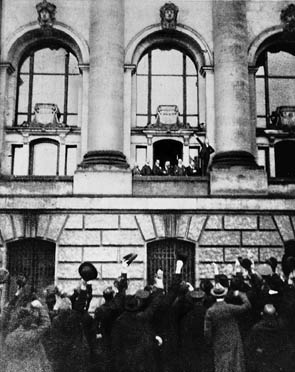 Am 9. November 1918, nach dem Zusammenbruch des Kaiserreiches, ruft der sozialdemokratische Fraktionsvorsitzende Philipp Scheidemann die Republik aus