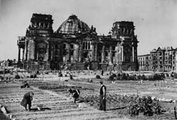 In der Stunde Null nach Kriegsende bleibt die Entscheidung über Abriß oder Wiederaufbau des Reichstagsgebäudes zunächst offen.