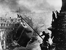 Mit dem Hissen der Sowjetflagge auf einem der Ecktürme des Reichstagsgebäudes ist die Schlacht um Berlin zu Ende und die Niederlage des Deutschen Reiches besiegelt
