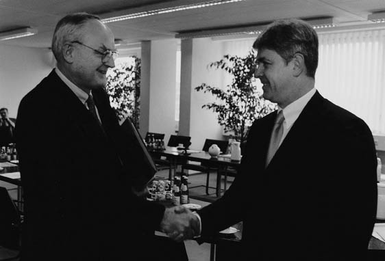 Sitzung am Alexanderplatz: BvS-Präsident Günter Himstedt (links) begrüßt den Ausschußvorsitzenden Paul Krüger (CDU/CSU)