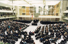 Konstituierende Sitzung des ersten gesamtdeutschen Parlaments am 4. Oktober 1990 im Reichstagsgebäude