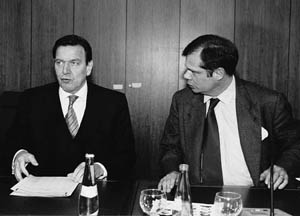Bundeskanzler Gerhard Schröder (SPD) unterrichtete am 10. März den Europaausschuß