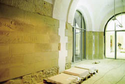 An den Wänden sind Teile der alten Sandsteinverkleidung aus der Wallot-Zeit erhalten geblieben, die zum Teil mit kyrillischen Schriftzeichen versehen sind.