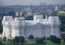 Vom 23. Juni bis 6. Juli 1995 präsentierte sich der Reichstag dem Betrachter in matt schimmernder "Verpackung".