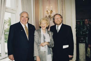 Gratulanten zu Annemarie Rengers 80. Geburtstag: Bundestagspräsident Wolfgang Thierse (rechts) und Altbundeskanzler Helmut Kohl