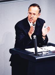15. bis 17. September 1999: Erste Lesung im Bundestag, Finanzminister Hans Eichel bringt den Entwurf ein, nach der Debatte Überweisung an den Haushaltsausschuss.