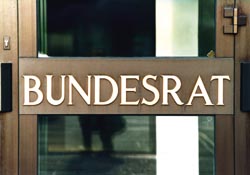 Dezember 1999: Beratung im Bundesrat, eventuell Anrufung des Vermittlungsausschusses und erneuter Beschluss des Bundestages.