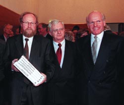 Nach der Übergabe der Protokolle des Runden Tischs: Bundestagspräsident Thierse, Vizepräsident Seiters und der Herausgeber Uwe Thaysen (von links).