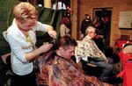 Beispiel: Mitglieder des Malteser- Hilfsdienstes schneiden Berliner Obdachlosen die Haare.