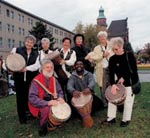 Beispiel: Musiker und Sänger aus Ghana bringen Berliner Senioren das Trommeln bei.