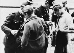 Mutmaßliche Schwarzhändler werden von der Polizei kontrolliert: Der Bundestag beschloss eine Amnestie.