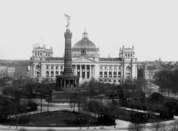 Nach einer Bauzeit von zehn Jahren findet am 5. Dezember 1894 die Schlusssteinlegung durch Kaiser Wilhelm II. statt. Die Siegessäule stand damals noch vor dem Reichstag.