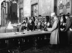 November 1918: Während der ersten Tage der Revolution tagt der Sicherheitsausschuss des Berliner Arbeiter- und Soldatenrates im Lesesaal des Reichstags.