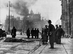 Der Reichstagsbrand am 27. Februar 1933 bedeutete das Ende der parlamentarischen Demokratie in Deutschland.