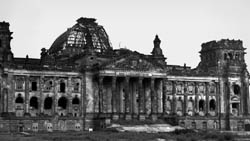 Das Reichstagsgebäude im Mai 1945: nur noch eine Ruine.