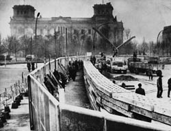 Durch den Bau der Mauer am 13. August 1961 wurde Berlin geteilt. Die Grenze verlief über Jahrzehnte unmittelbar entlang des Reichstagsgebäudes.