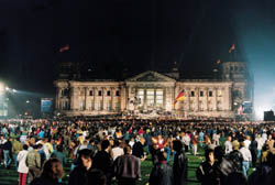 Der Platz der Republik in der Nacht vom 2. zum 3. Oktober 1990: Tausende erleben den Festakt zur deutschen Einheit.