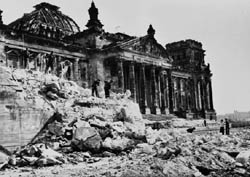 1951: Tümmerbeseitigung vor dem Reichstag.