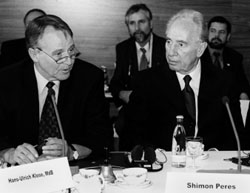 Israels Außenminister Shimon Peres (rechts) und Ausschussvorsitzender Hans-Ulrich Klose (SPD).
