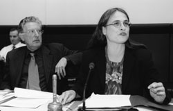 UNO-Sonderbeauftragter für den Sudan, Gerhart R. Baum (links), und die Ausschussvorsitzende Christa Nickels (Bündnis 90/Die Grünen).