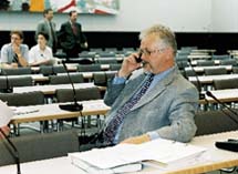 Montag, 2. Juli 2001 - die Woche beginnt mit der Sitzung des Rechtsausschusses. 8.50 Uhr: Alfred Hartenbach, SPD, führt noch rasch ein Telefongespräch.