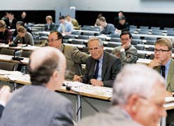 Montag, 2. Juli 2001, 9.05 Uhr: öffentliche Sitzung des Rechtsausschusses, Norbert Geis, CDU/CSU (Mitte).