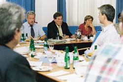Dienstag, 3. Juli 2001, 10.30 Uhr: weiß-blauer Pressestammtisch der CSU-Landesgruppe, Michael Glos, CDU/CSU (Mitte).