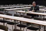 Dienstag, 3. Juli 2001, 14.00 Uhr: Fraktionssitzung, Leo Dautzenberg, CDU/CSU, studiert Unterlagen.