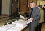 Donnerstag, 5. Juli 2001, 9.00 Uhr: Plenardebatte, Horst Schild, SPD, versorgt sich mit Unterlagen.