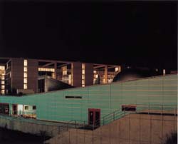 Blick von der Kita des Bundestages auf das beleuchtete Paul-Löbe-Haus.