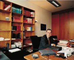 Der Abgeordnete Reinhold Hiller in seinem Büro.