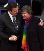 Nach der Vertrauensabstimmung gratuliert Christa Lörcher dem Kanzler.