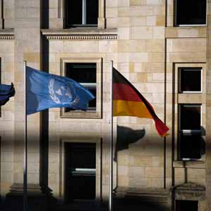 Die Flaggen der Vereinten Nationen und Deutschlands vor dem Reichstagsgebäude.