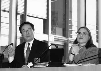 Der chinesische Menschenrechtler Harry Wu (links) stellte sich den Fragen des Menschenrechtsausschusses; rechts die Vorsitzende Christa Nickels (Bündnis 90/Die Grünen).